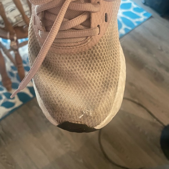 Pink Nike running shoes - Picture 3 of 6